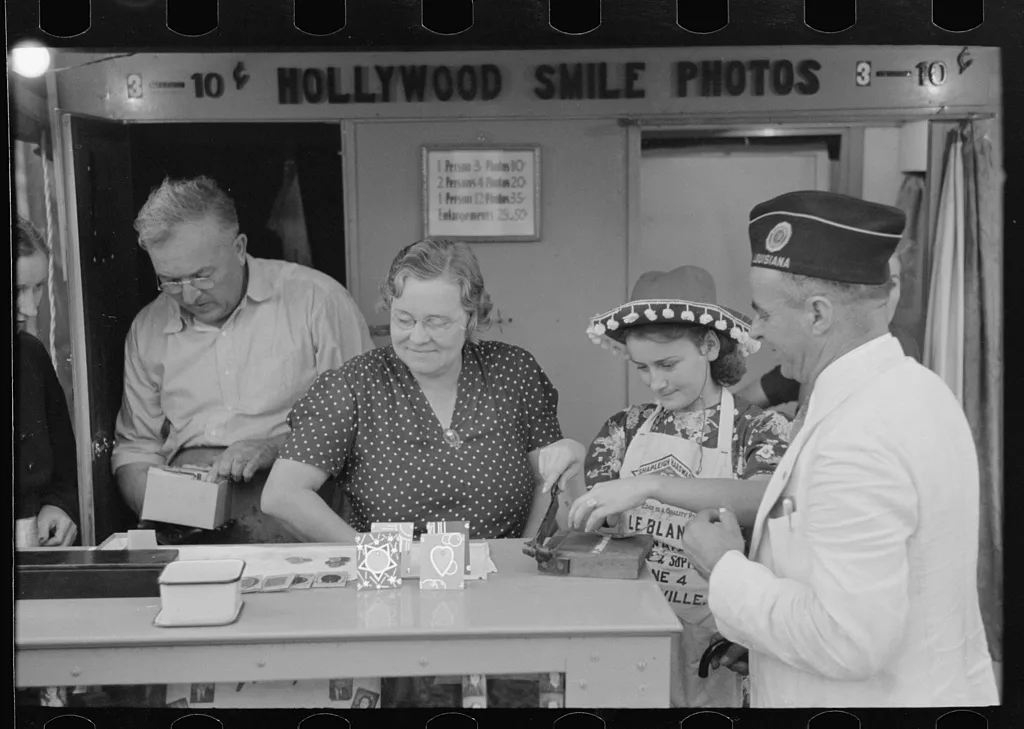 Itinerant photographer's stand, state fair, Donaldsonville, Louisiana, 1938