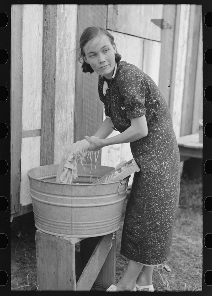 Farmer's wife washing clothes, near Morganza, Louisiana, 1938