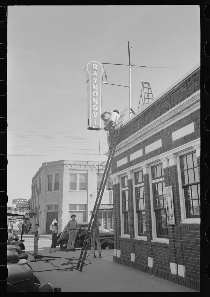 Erecting sign of Texas State Bank, Raymondville, 1939