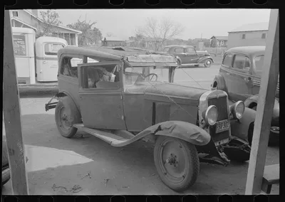 Automobile held together by wires, Sebastin, Texas, 1939