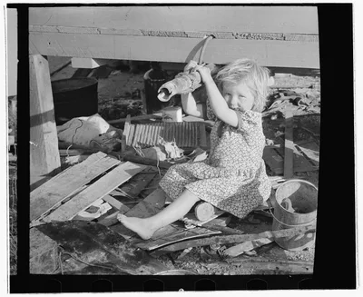 Daughter of migrant family clutching trailer connections, Edinburg,…, Texas, 1939