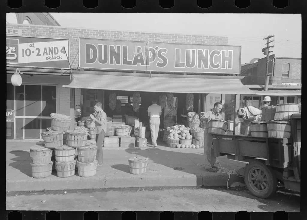 Activity at grocery store, Muskogee, Oklahoma, 1939