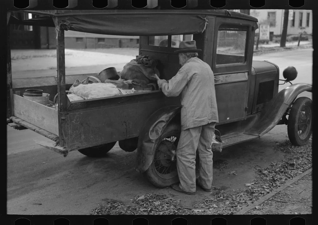 Fruit vendor, Meriden, Connecticut, 1939