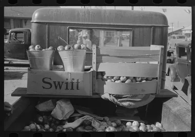 Truck loaded with apples, Jacksonville, Texas, 1939