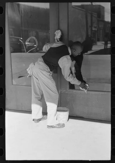 Negro washing store window, Taylor, Texas, 1939