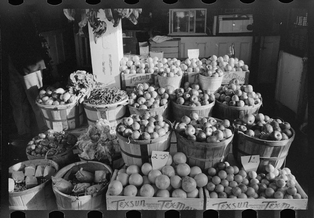 Fruit and vegetables, market square, Waco, Texas, 1939