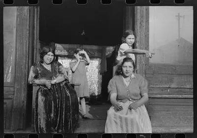 Gypsies living on South Side of Chicago, Illinois, 1941