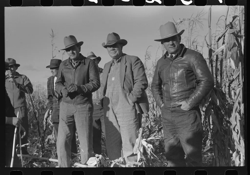 Spectators at cornhusking contest, Ontario, Oregon, 1941