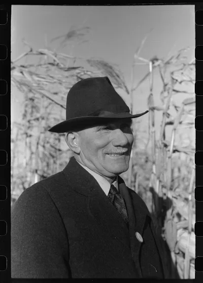 Judge at cornhusking contest, Ontario, Oregon, 1941
