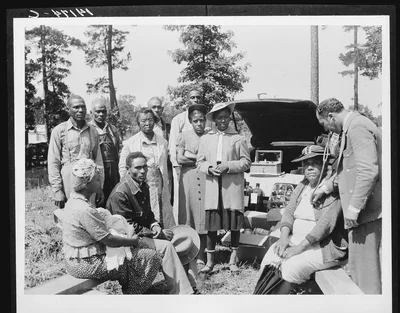 Dr. Lee's traveling clinic serves families at Sabine Farms, near…, Texas, 1941