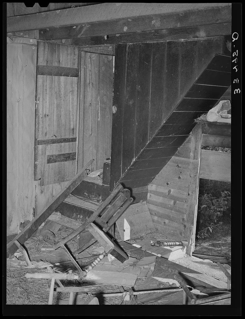 Interior of abandoned farmhouse in McIntosh County, Oklahoma, 1939
