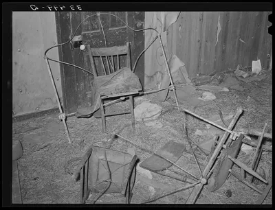 Interior of abandoned farmhouse in McIntosh County, Oklahoma, 1939