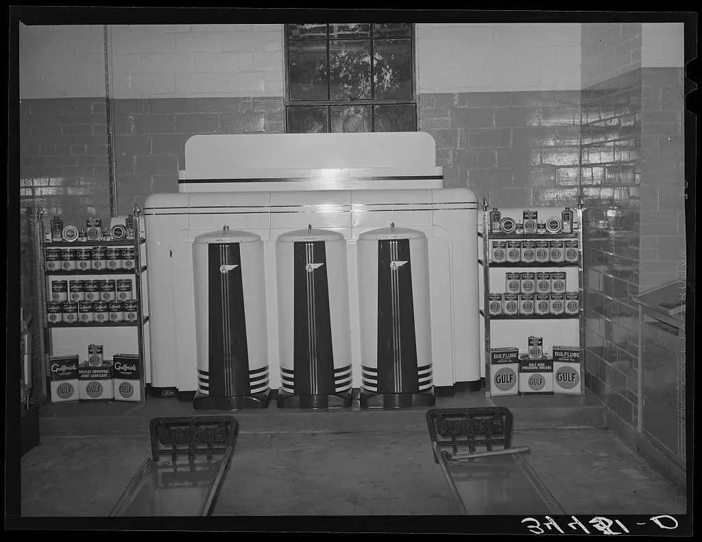 Lubrication equipment in gasoline service station. Victoria, Texas, 1939