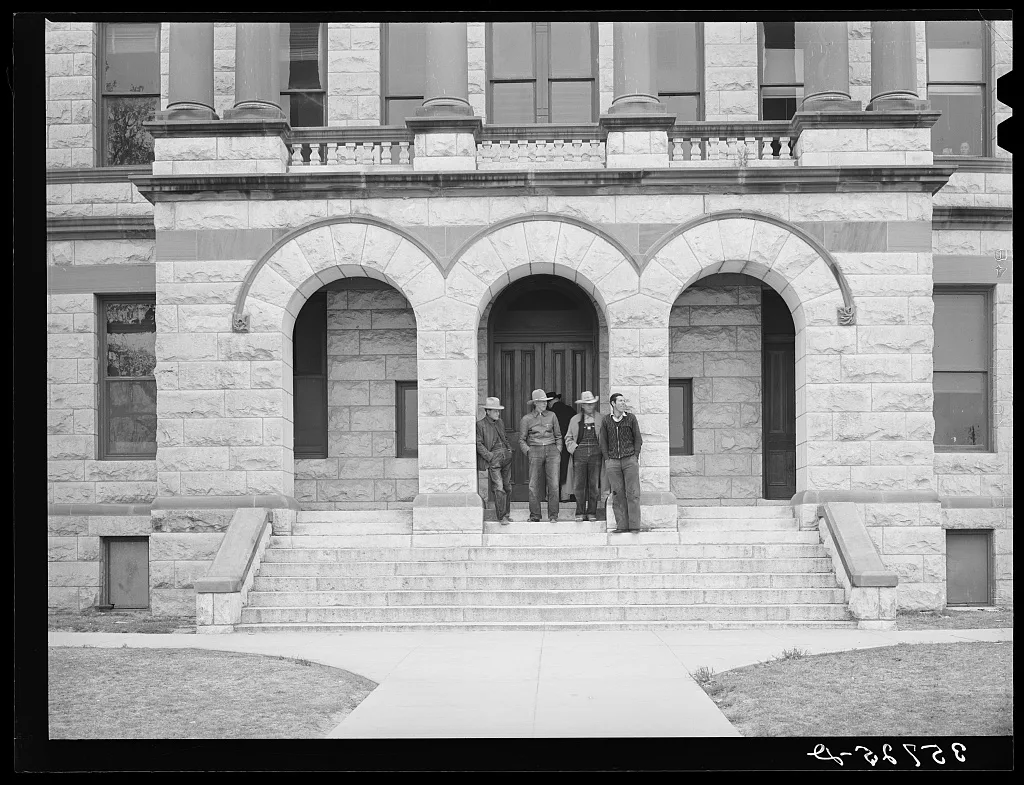 Entrance to courthouse. Gatesville, Texas, 1940