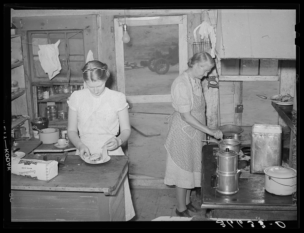 Mother and daughter working in the kitchen of the cafe at Pie Town,…, New Mexico, 1940