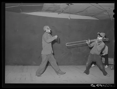 Penasco, New Mexico. Spanish-American clowns at a travelling show, 1940