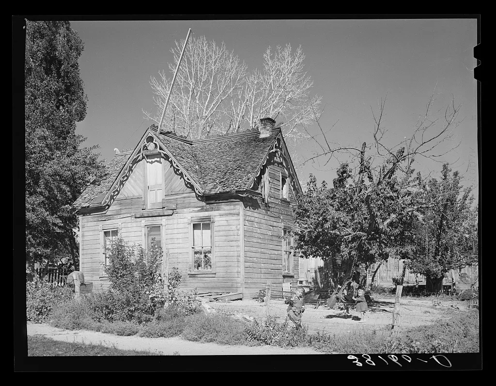 Old Mormon house at Tropic, Utah, 1940