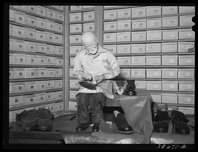 [Untitled photo, possibly related to: Shoestore on 47th Street.…, Illinois, 1941
