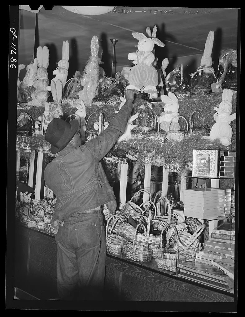 Ten-cent store catering to Negroes. Chicago, Illinois, 1941