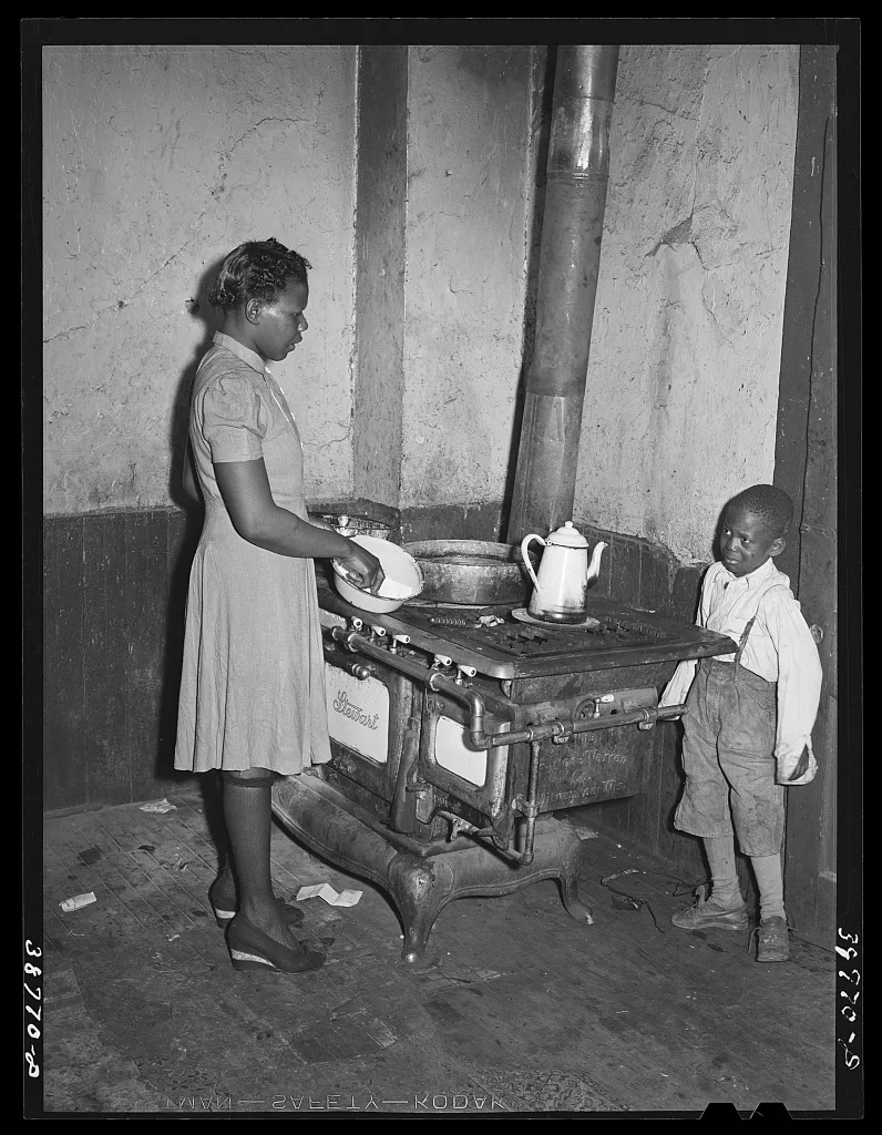 [Untitled photo, possibly related to: Corner of kitchen of apartment…, Illinois, 1941
