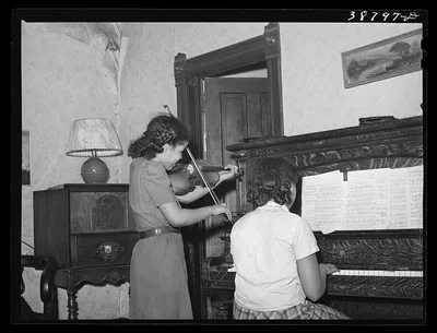 Children of family on relief playing. Chicago, Illinois, 1941