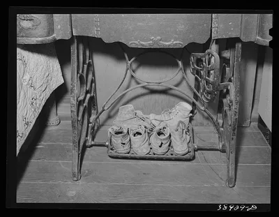 Children's dusty shoes. Ray Halstead family, FSA (Farm Security…, Oregon, 1941