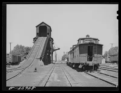 Coaling station on railroad at Nampa, Idaho, 1941