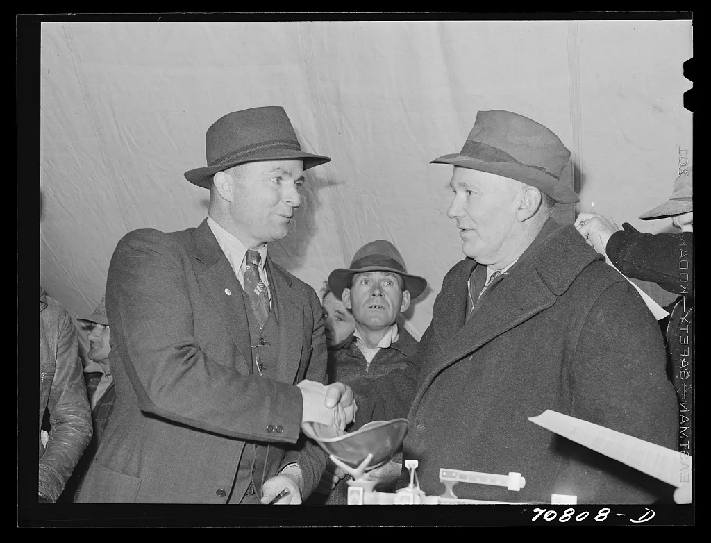 In the judges' tent at the cornhusking contest. Ontario, Oregon, 1941