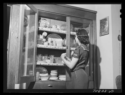 Mrs. Lee Wagoner, wife of Black Canyon Project farmer, sets the table…, Idaho, 1941