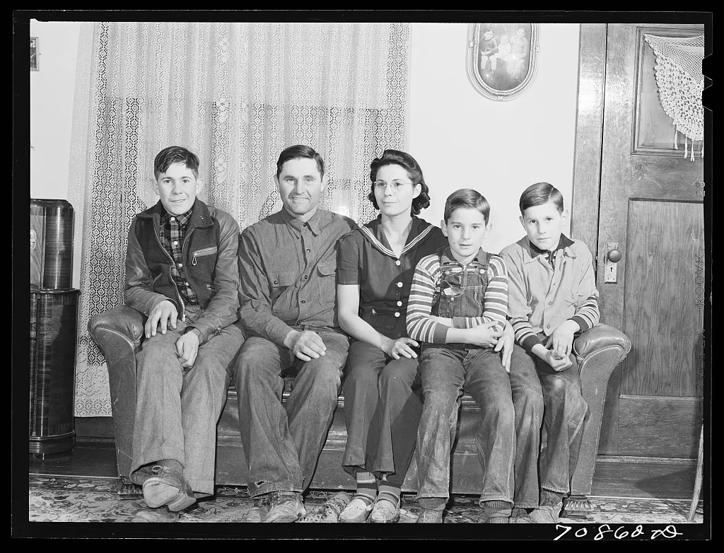 Mr. and Mrs. Lee Wagoner and their family. Black Canyon Project,…, Idaho, 1941