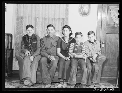Mr. and Mrs. Lee Wagoner and their family. Black Canyon Project,…, Idaho, 1941