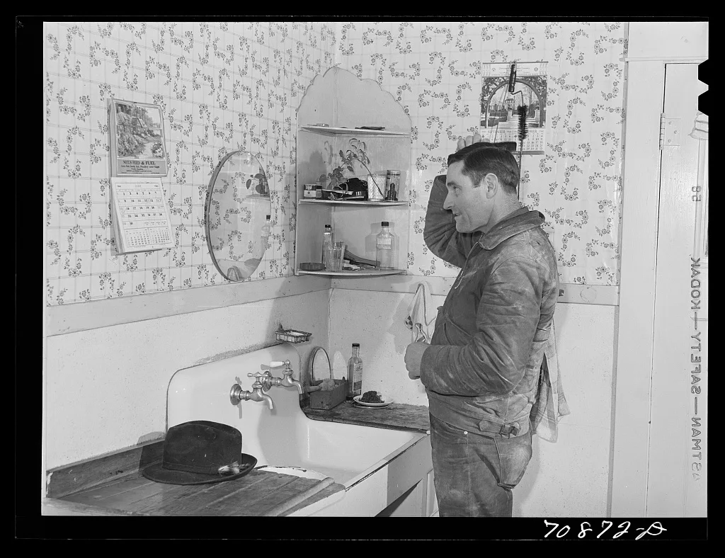 Lee Wagoner, farmer on Black Canyon Project, washes up for dinner.…, Idaho, 1941