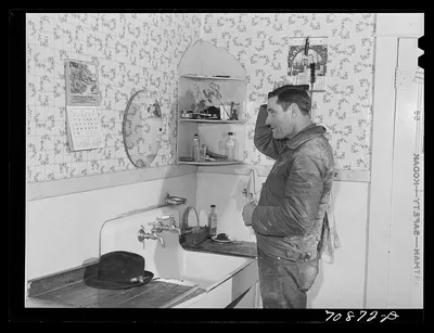 Lee Wagoner, farmer on Black Canyon Project, washes up for dinner.…, Idaho, 1941