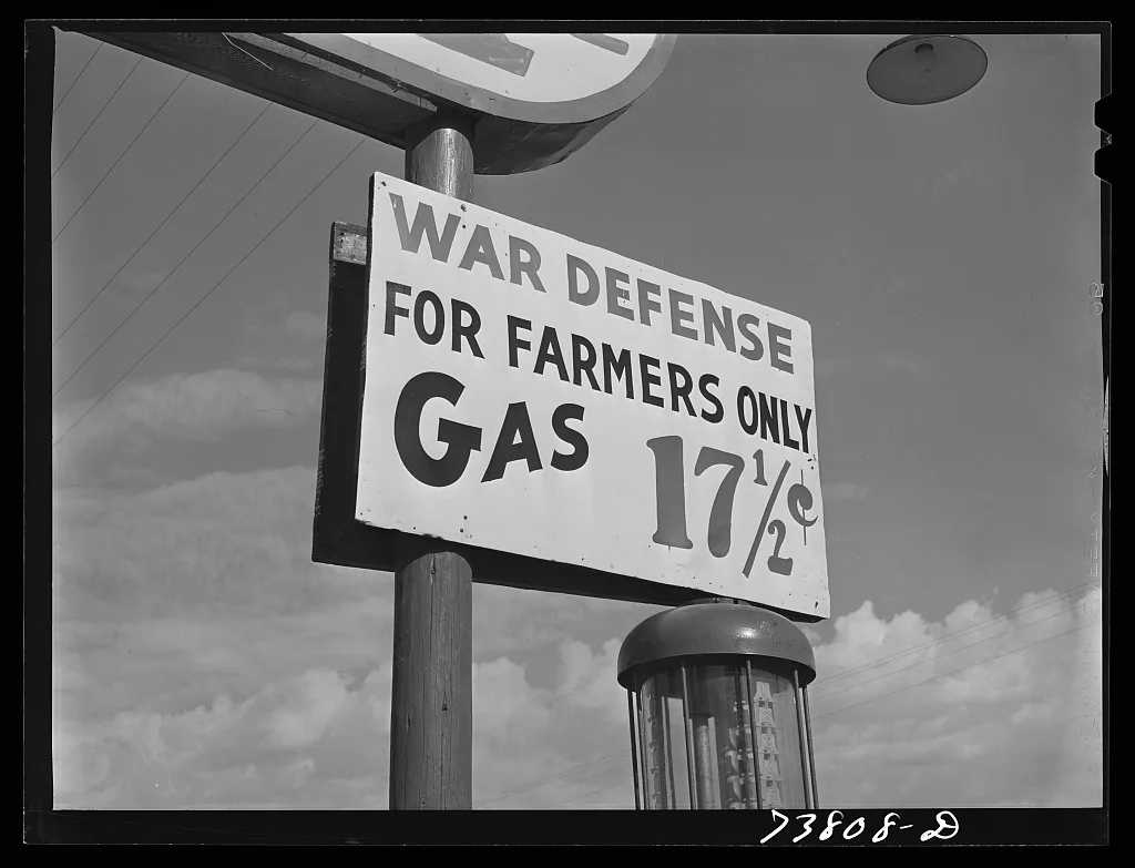 Twin Falls County, Idaho. Gas station, 1942